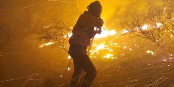La lucha de los bomberos continúa en Los Cóndores.