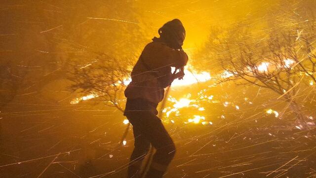 La lucha de los bomberos continúa en Los Cóndores.