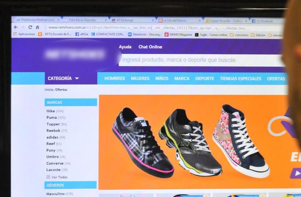 Un cordobés mostró su impensado método para comprar zapatillas online y se volvió viral