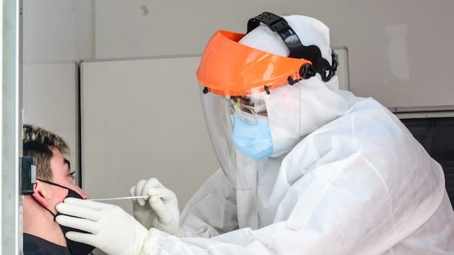 Laboratorios Chaqueños realiza hisopados a personas que estuvieron de viaje.