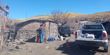 Entregaron materiales para reparar casas y alimento para los animales a puesteros afectados por los incendios de campo.