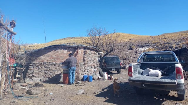 Entregaron materiales para reparar casas y alimento para los animales a puesteros afectados por los incendios de campo.