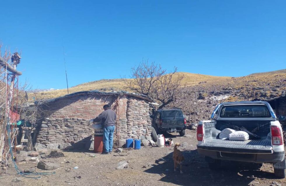 Entregaron materiales de construcción para puesteros que sufrieron daños en las casas por los incendios de campo