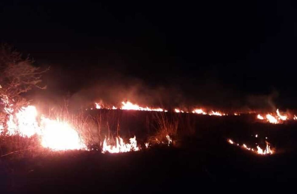Bomberos controlan incendio de pastizales en Alta Gracia