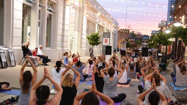 Yoga en Pasaje Carcabuey (prensa Municipalidad de Rafaela)