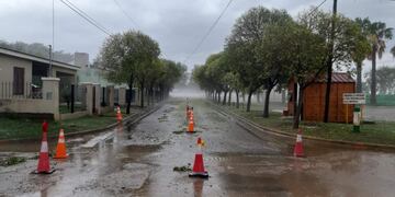 Al menos 30 familias se vieron afectadas con destrozos y cortes de luz.