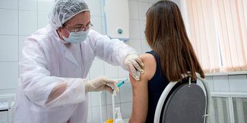 Comienzan a vacunar a mayores de 18 años (Impacto Castex)