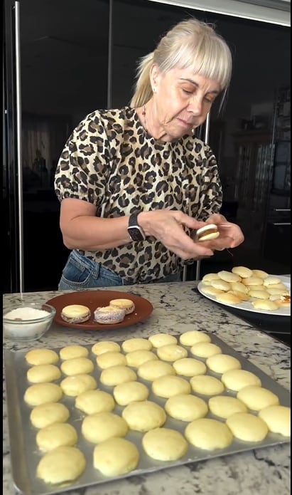 El paso a paso para hacer los alfajores de maicena de Claudia Villafañe