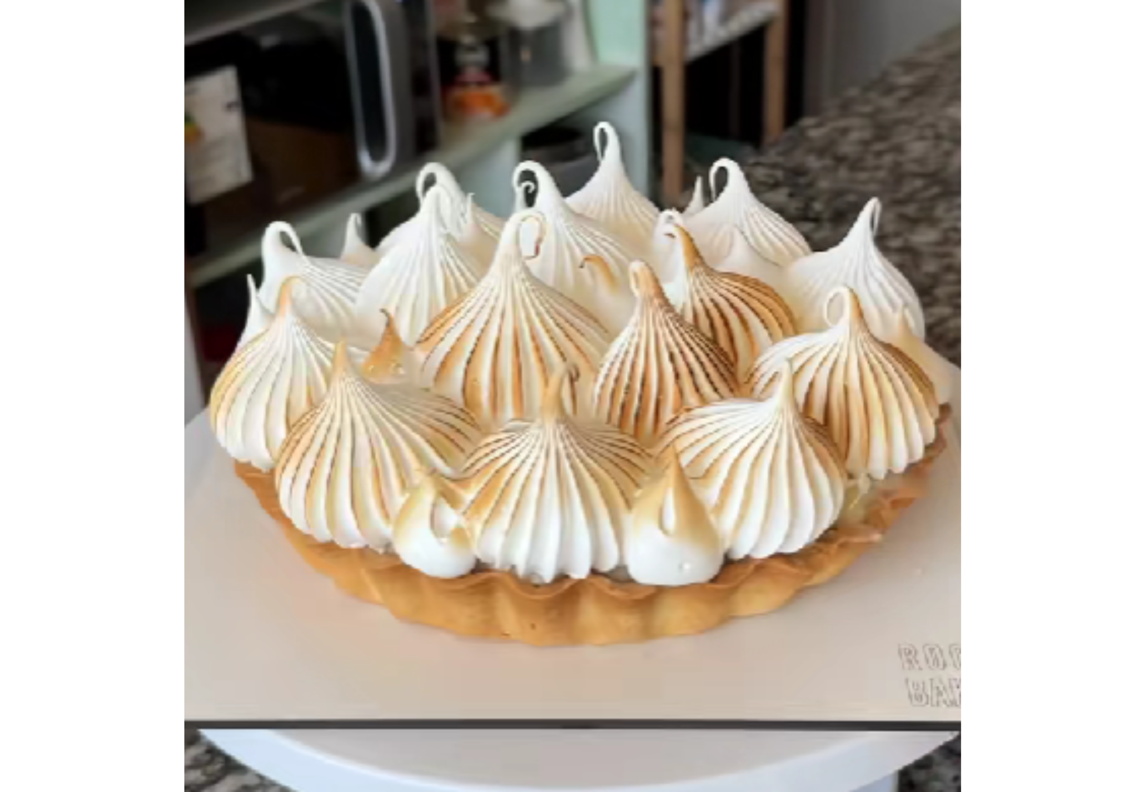 El merengue suizo se puede usar para acompañar un lemon pie o un brownie.