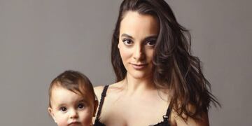 Rocío López (fotógrafa mendocina) con su hija.