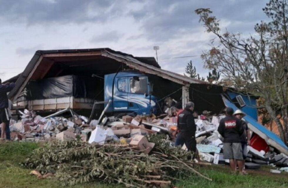 Accidente en San Javier: camión en movimiento ingresó a un local