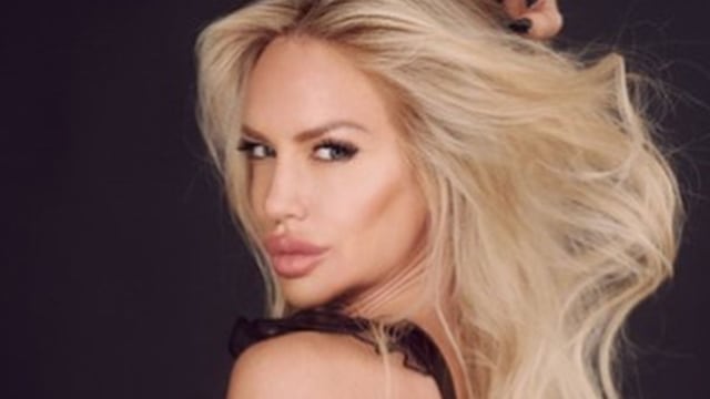 Al estilo Barbie, Luciana Salazar jugó al límite de la censura con una falda mega diminuta