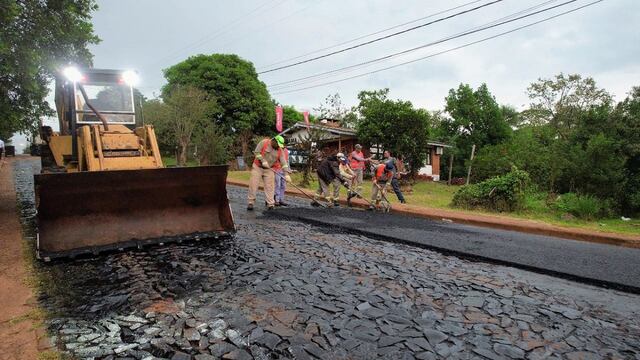 Continúa la ejecución de obras viales en Montecarlo.