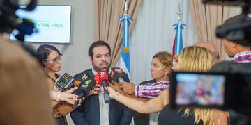 En crítica a los gremios, el funcionario remarcó: "necesitamos que todos pongan su granito de arena".
