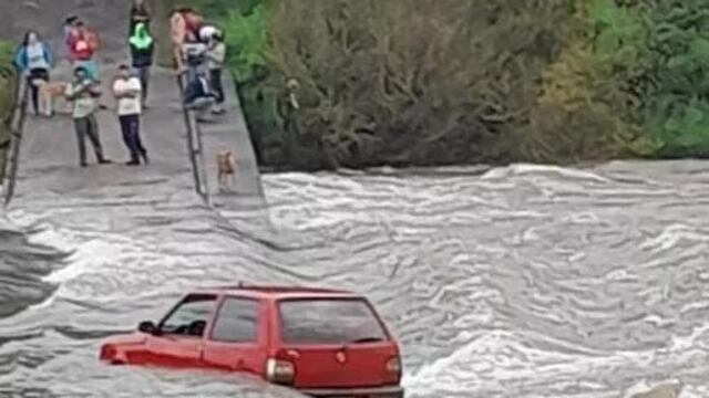 Automóvil quedó atrapado en medio del puente del arroyo Piray Guazú.