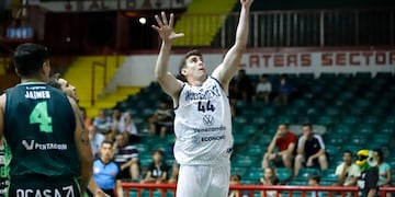 Fernando Martina, capitán del Independiente que se acostumbra a los grandes triunfos. Volvió a ganarle al alicaído Atenas (Germán Ruíz / Prensa Atenas)