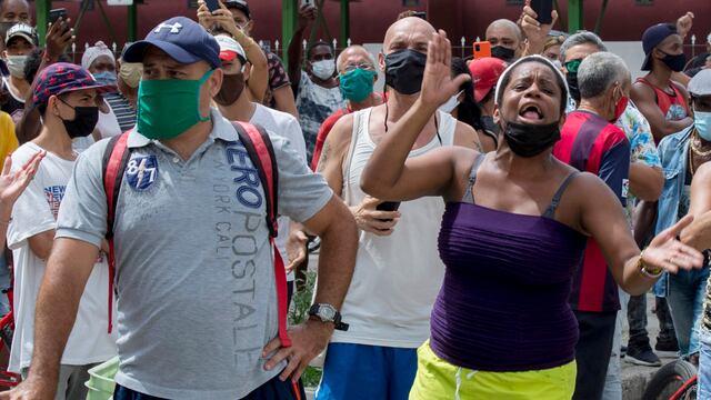protestas contra el régimen de CubaMiles de personas salieron a manifestarse en distintas ciudades de la isla, asfixiadas por la represión, la falta de productos básicos y la crisis sanitaria causada por la pandemia. (AP)
