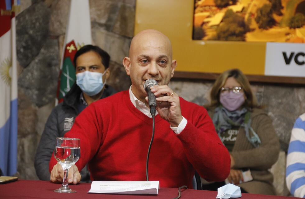 Primera conferencia de prensa del intendente de Carlos Paz tras el traspaso oficial del servicio de agua