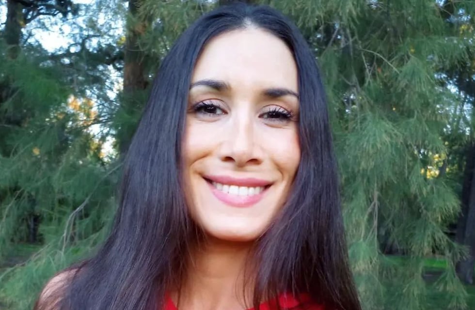 Flor Marcasoli se puso las plumas y el conchero y mostró su cuerpo sin ningún pudor