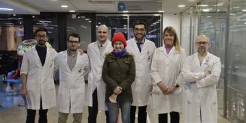 Maria Florencia Naville, junto con el equipo de neurocirugía y de trasplante hepático de la Fundación Favaloro, el lunes al recibir el alta