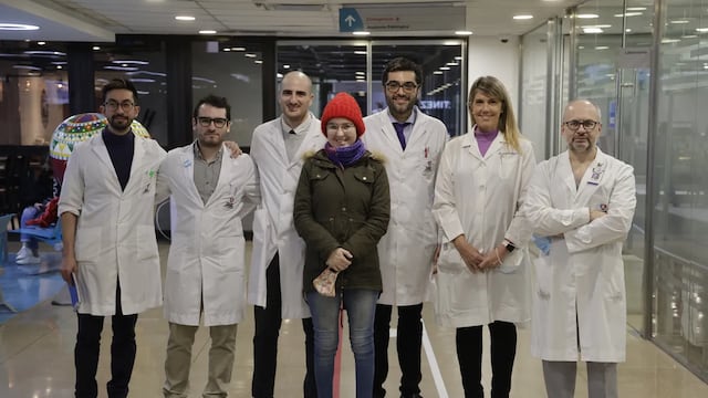 Maria Florencia Naville, junto con el equipo de neurocirugía y de trasplante hepático de la Fundación Favaloro, el lunes al recibir el alta