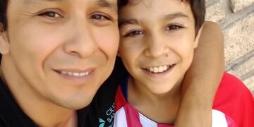 Mario junto a su hijo Tadeo