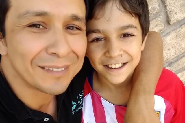 Mario junto a su hijo Tadeo