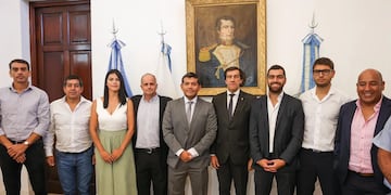 El gobernador de la provincia de Jujuy, Carlos Sadir, acompañado por el ministro de Gobierno, Justicia, Trabajo y Derechos Humanos, Normando Álvarez García, dio luz verde al equipo de la Secretaría de Deportes para la implementación del Plan de Acción Integral de Deportes.