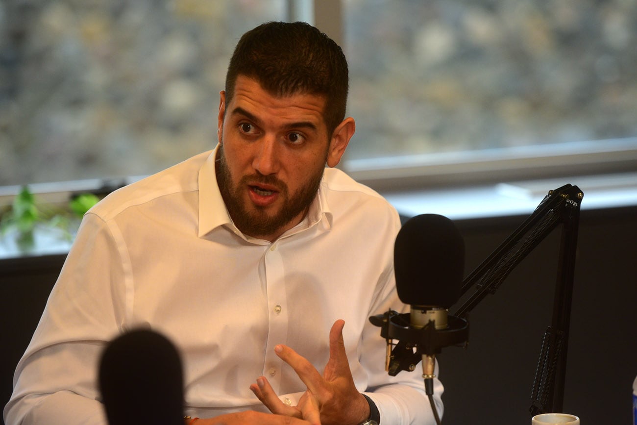 Juan Manuel Cavagliatto, presidente del club Instituto en el podcast Mundo Gloria, con los periodistas Agustín Caretó y Hernán Laurino.  (Nicolás Bravo / La Voz)