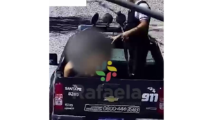 La Policía llevando a uno de los detenidos
