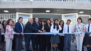 El corte de cintas dejó inaugurado un nuevo módulo con aulas y oficinas administrativas construido en el Colegio Secundario n° 3 "San José" de Perico (Jujuy). Al centro, el vicegobernador Alberto Bernis.