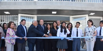 El corte de cintas dejó inaugurado un nuevo módulo con aulas y oficinas administrativas construido en el Colegio Secundario n° 3 "San José" de Perico (Jujuy). Al centro, el vicegobernador Alberto Bernis.