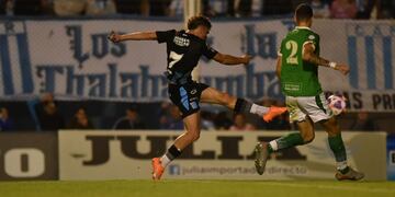 Toda la potencia de Franco Coronel, que no alcanzó para que Racing vuelva al triunfo (Javier Ferreyra / La Voz).