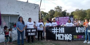 Graciela Ríos (segunda desde la izquierda) dijo que los padres del presunto femicida les bloquearon los teléfonos a los chicos.