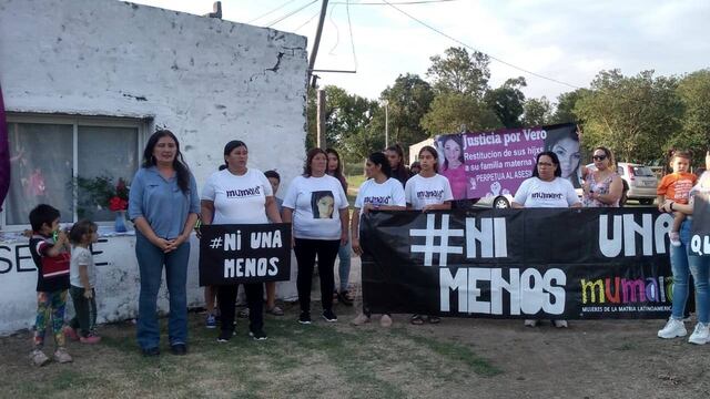 Graciela Ríos (segunda desde la izquierda) dijo que los padres del presunto femicida les bloquearon los teléfonos a los chicos.