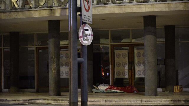 Auditorio de radio nacional personas en situación de calle durmiendo en las calles
foto facundo luque