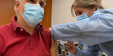 El intendente Martín Llaryora recibió la primera dosis contra el coronavirus (Prensa Municipalidad).