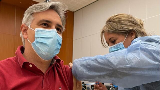 El intendente Martín Llaryora recibió la primera dosis contra el coronavirus (Prensa Municipalidad).