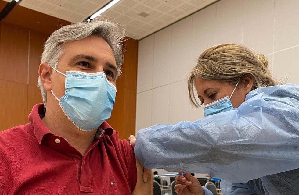 El intendente Martín Llaryora recibió la vacuna contra el COVID-19