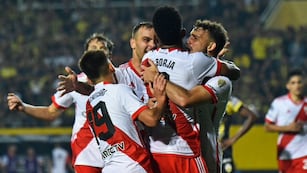 Todos en River se abrazan para festejar el triunfo en Venezuela. (Conmebol).