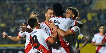 Todos en River se abrazan para festejar el triunfo en Venezuela. (Conmebol).