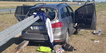 TRAGEDIA. El auto en el que viajaban los hinchas de Talleres.