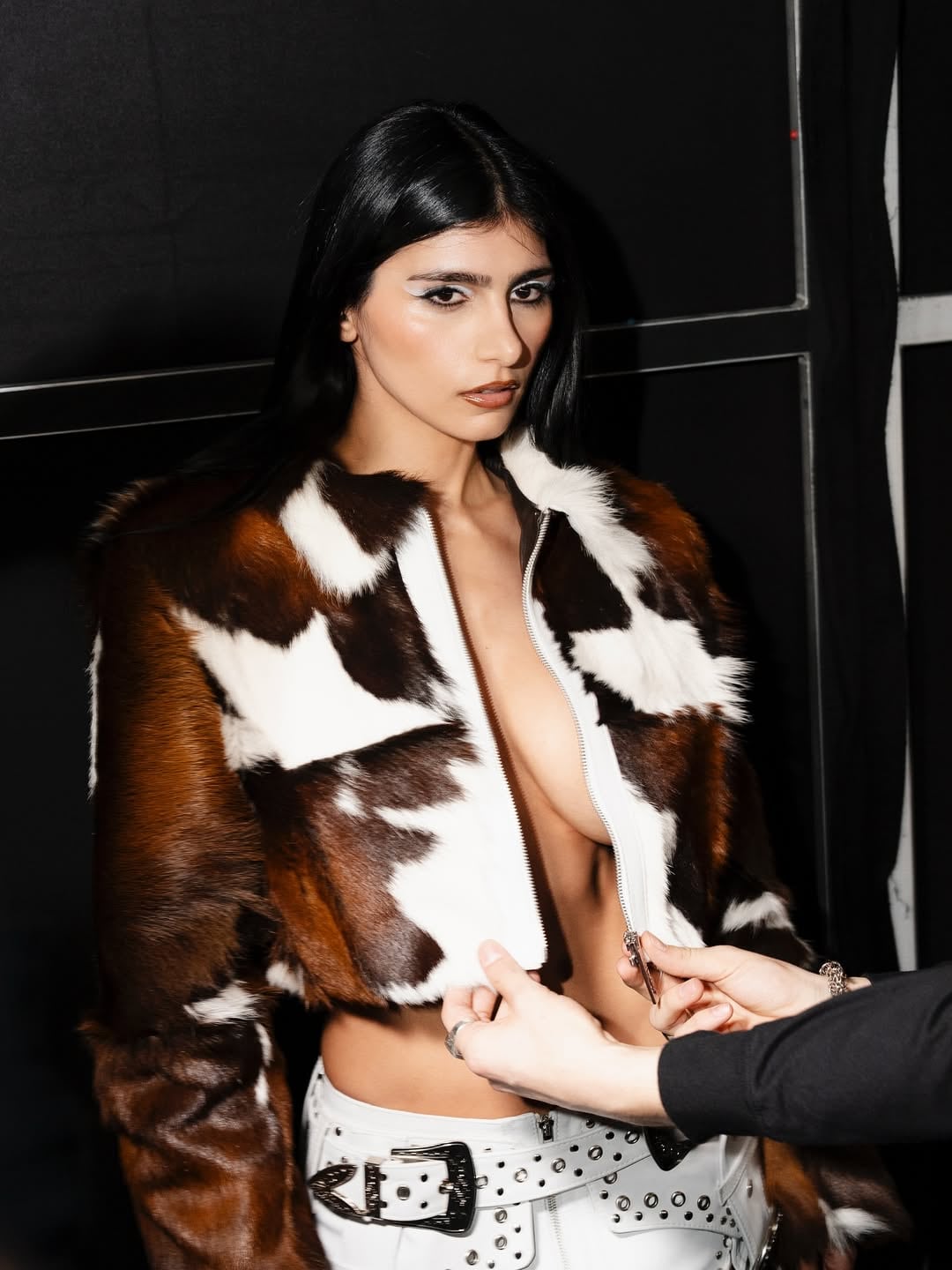 Animal Print y cuero: Mia Khalifa se sumó a la tendencia del estampado selvático y jugó al límite de la censura