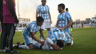 A levantarse. Racing ganó 2 a 0, por los goles de Sebastián Marfort y Bruno Nasta. Güemes (Javier Ferreyra / La Voz)
