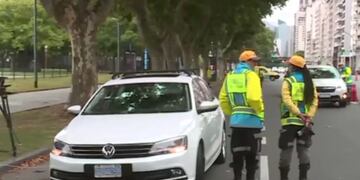 Dos diplomáticos rusos se negaron a hacer el control de alcoholemia y se atrincheraron a su auto