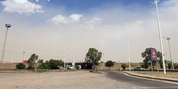 El hecho de que el 2020 haya sido un año seco en términos generales en la zona central de Argentina ha contribuido a que después de fuertes ráfagas de viento (como el Zonda) o de tormentas se hayan levantado "tempestades de polvo".
