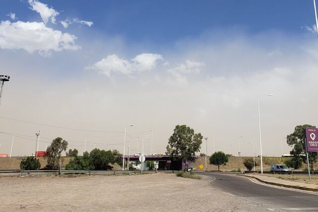 El hecho de que el 2020 haya sido un año seco en términos generales en la zona central de Argentina ha contribuido a que después de fuertes ráfagas de viento (como el Zonda) o de tormentas se hayan levantado "tempestades de polvo".