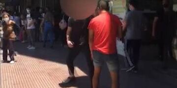 Los jóvenes se pelearon a la salida de la escuela (captura video El Doce).