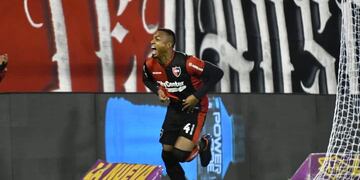 Willer Ditta marcó de cabeza el 1 a 0 para Newell´s ante Argentinos.