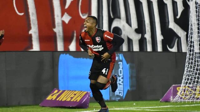 Willer Ditta marcó de cabeza el 1 a 0 para Newell´s ante Argentinos.